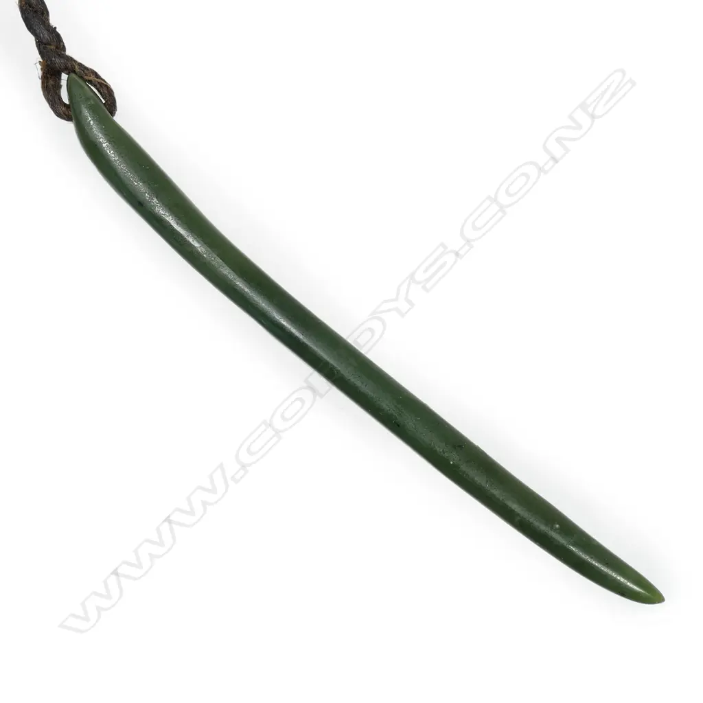 A Māori pounamu aurei (cloak pin), Image 1++